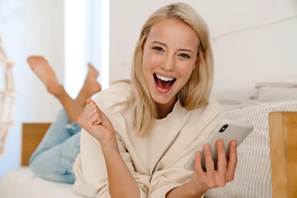 Junge Frau freut sich sehr den besten Heilpraktiker Zusatzversicherung Tarif zu finden